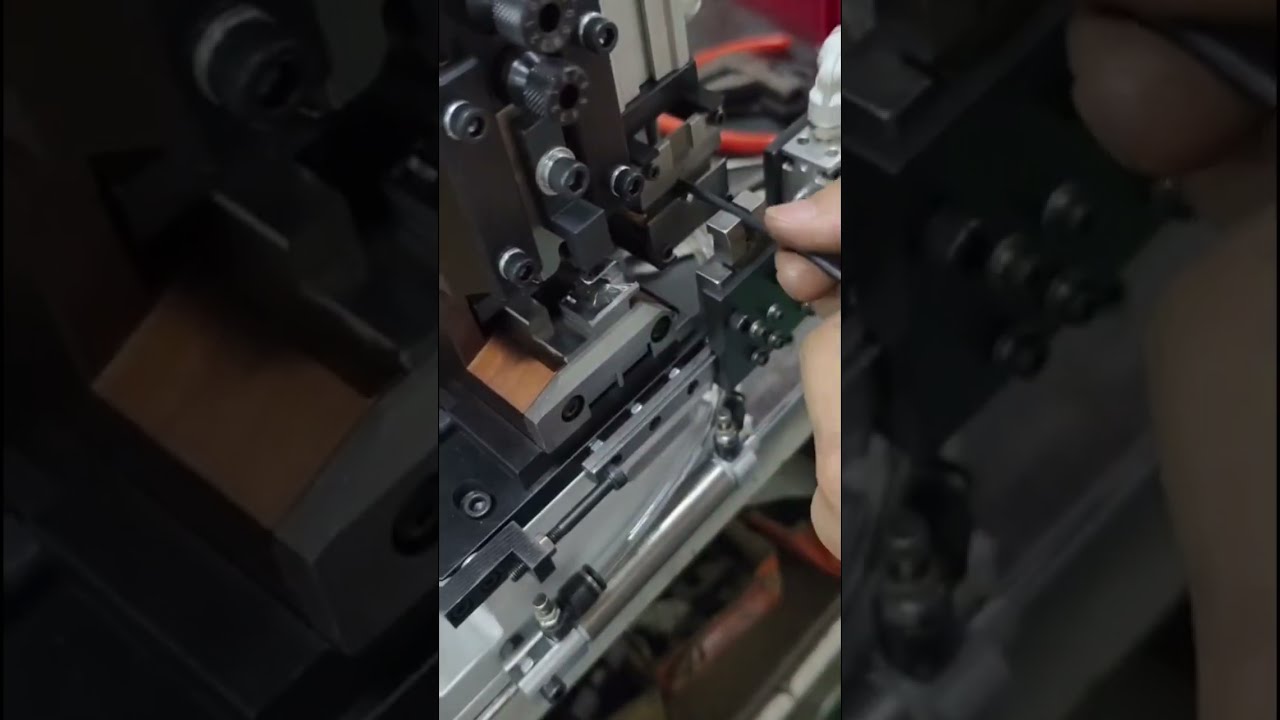 Straight Continuous Strip Terminal Machine for Stripping and Crimping Flag Terminals